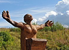 Escultura da Mãe-Natureza perto de Skavsta