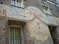 Vecchia insegna di ristorante sul muro del Castello di Rivoli