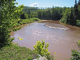 Et au milieu coule une rivière ...