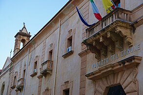 Il palazzo e il campanile della Chiesa