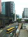 從香港歷史博物館向東南眺望科學館道，左方為康宏廣場