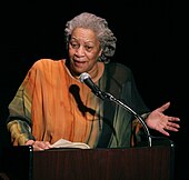 Toni Morrison, Premio Pulitzer e Premio Nobel, romanziera