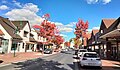 Calle principal con el campanario