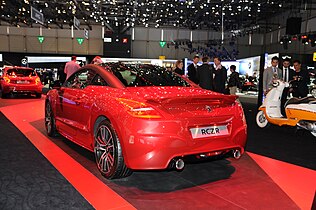 Photo d'un coupé rouge vue de trois-quarts arrière.