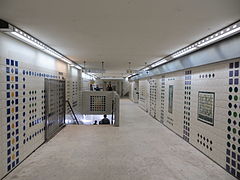 Couloir avec les décors sur carreaux de faïence.