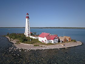 Le phare de l'île Caribou construit par Henri de Miffonis sur l'île Lighthouse avec l'île Caribou en arrière plan.