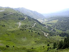 Série de lacets dans les derniers kilomètres du col.