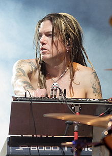 Reed performing in 2006 with Guns N' Roses