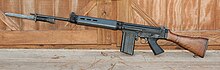 Un des premiers modèles de FN FAL, avec sa baïonnette.