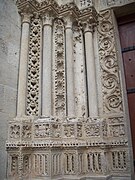 Rinceaux du portail Saint-Jean de la cathédrale de Rouen, gothique primitif, XIIe siècle.