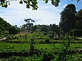 L’école de botanique vue vers l’Ouest : on entrevoit la grande galerie de l'Évolution (à gauche au fond) et la grande serre