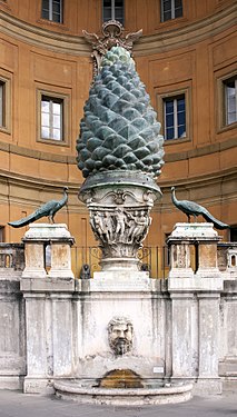 Denna tallkotte (pigna) av brons har givit namn åt Cortile della Pigna och Fontana della Pigna.