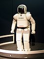 2000年にホンダが制作した ASIMO は、見事な2足歩行を実現し人々を感動させ、エキスポ2005に展示された。
