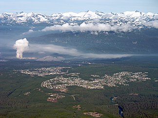 Die Kitimat Ranges mit der Ortschaft Kitimat im Vordergrund