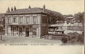 Bâtiment voyageurs et entrée de la gare, vers 1900.