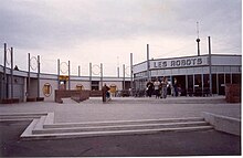 Photographie d'un des restaurants du parc et d'une boutique.