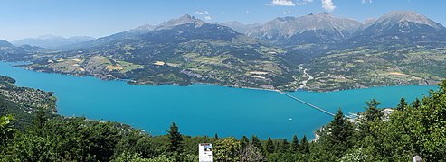 Le lac de Serre-Ponçon, dans le sud.