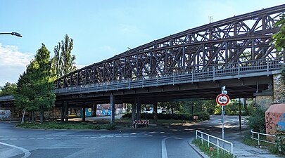 Blick von der Liesenstraße auf die Balkenbrücken der S-Bahn aus den 1950er Jahren (2024)