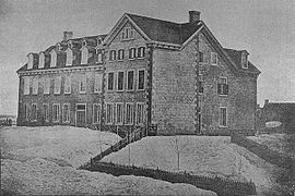 Ancienne résidence des gouverneurs des Trois-Rivières et bureaux de la douane, situé sur le Platon. Bibliothèque nationale du Québec.