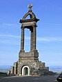 Le monument commémoratif actuel, sur son socle à degrés doté d'un escalier latéral.