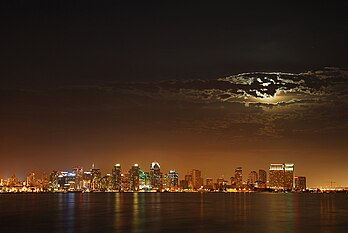 La ville de San Diego (Californie) sous la pleine lune. (définition réelle 3 872 × 2 592)