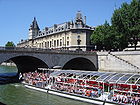 Bateau parisien sur la Seine