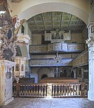 Kirchenschiff mit Kanzel, Emporen und Orgel