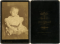 Photographie post-mortem d'un enfant.