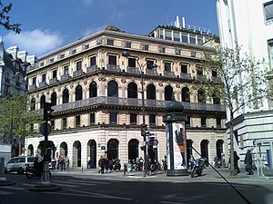 Sede do BNP-Paribas, com a fachada da Maison Dorée.