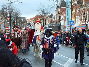 Groningue. Après être descendu du bateau, saint Nicolas fait un tour à cheval dans la ville, son cheval blanc lui servant également à monter sur les toits le 5 décembre au soir.