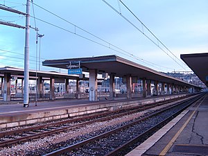 View of the platforms of the station.