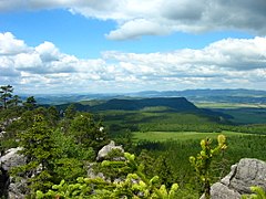 Vue du Szczeliniec Wielki, point culminant des monts Tabulaires, depuis les ruines du fort Karola.