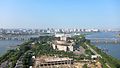 Blick vom Hotel nach Westen über die Yanggak-Insel auf die Internationale Kinohalle Pjöngjang (vorne) und das Yanggakdo-Stadion (August 2012)