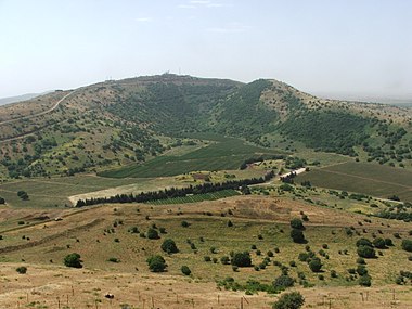 הקלדרה של הר אביטל בצילום מהר בנטל. שני הרי הגעש הם חלק מקו התילים ברמת הגולן