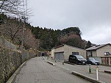 1963年（昭和38年）3月16日に能生駅 - 百川信号場間で発生した地すべり（通称「小泊地すべり」）の現場と犠牲となった住民の慰霊碑（2023年）