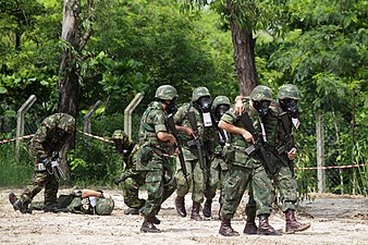 Tropa del CFN en entrenamiento de guerra química y biológica.