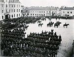 Smålands husarregemente (K 4) uppställt till häst på torget i Eksjö.