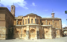 Photographie couleur du chevet d'une église, comportant plusieurs absides circulaires