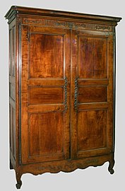 Armoire de marinier décorée de deux ancres fluviales (1787).