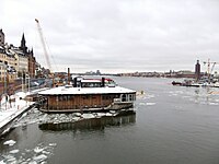 Betongbåt som tjänar som kontor vid ett tunnelbygge under Riddarfjärden, i Stockholm