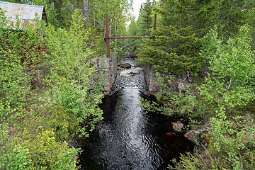 Resterna av en dammlucka vid utloppet av Bränntjärnen. En rest från timmerflottningen.