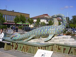 Dinosaurskulptur på torget