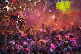 Barpeta en Assam, centre monastique vishnouïte important, est connu pour la procession religieuse qui s'y tient à Holi, attirant les pèlerins.