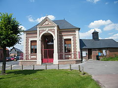 École des garçons, près de la mairie.