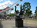 Memorial de las Brigadas Internacionales con el London Eye de fondo.