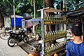 ガソリンを小売りする露店（インドネシア、ジャカルタ）
