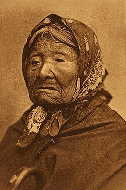 "הנסיכה אנג'לין", בתו של צ'יף סיאטל. תצלום הדיוקן הראשון של אמריקאים ילידים, שצילם אחד מגדולי מתעדם, אדוארד קרטיס ב-1895.