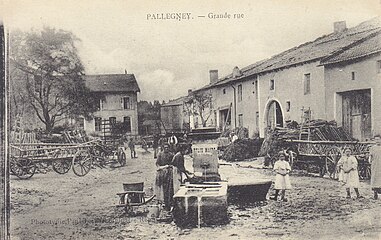 Carte postale du village vers 1910, avec la fontaine-lavoir au milieu de la place.