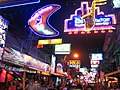 開滿酒吧和按摩店的步行街（英語：Walking Street, Pattaya）