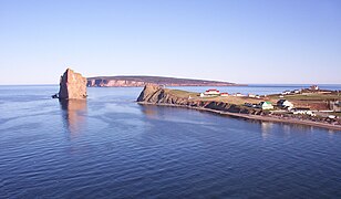 Le rocher, le cap Mont-Joli et, à l'horizon, l'île Bonaventure.